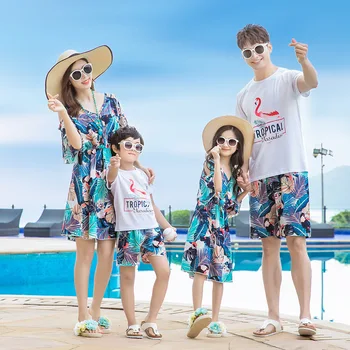Одинаковые комплекты для семьи, платья с цветочным рисунком для мамы и дочки, летняя пляжная футболка + шорты для папы и сына, комплект одежды для отдыха на берегу моря