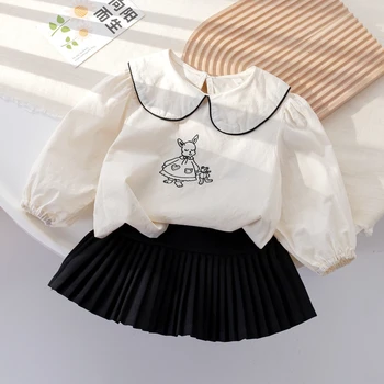 Комплект с длинными рукавами для девочек, весенне-осенняя новая корейская версия для девочек, рубашка с длинным рукавом и принтом + черная плиссированная юбка, комплект из двух предметов